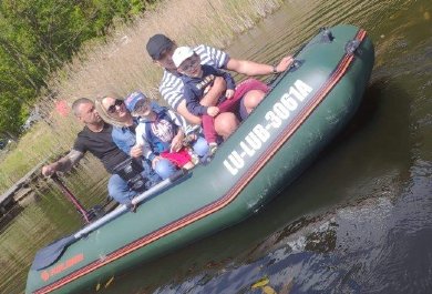 Kolega Jacek i goście na pontonie wędkarskim