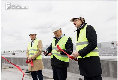 Symboliczne przecięcie wstęgi - otwarcie instalacji fotowoltaicznej 